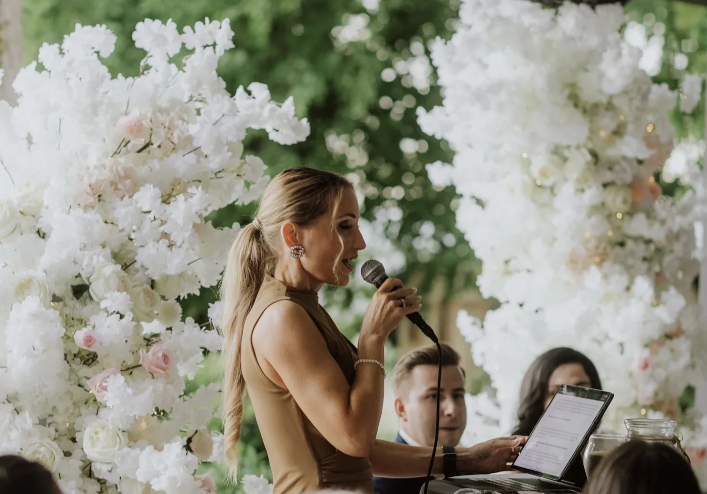 Juliette bei einer Hochzeitsmoderation