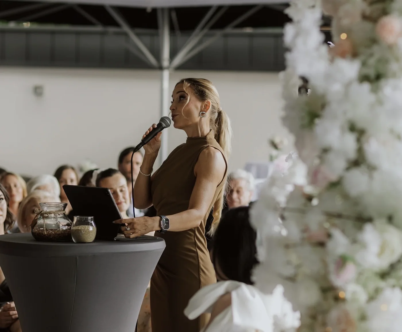 Juliette als freie Traurednerin während einer Hochzeit