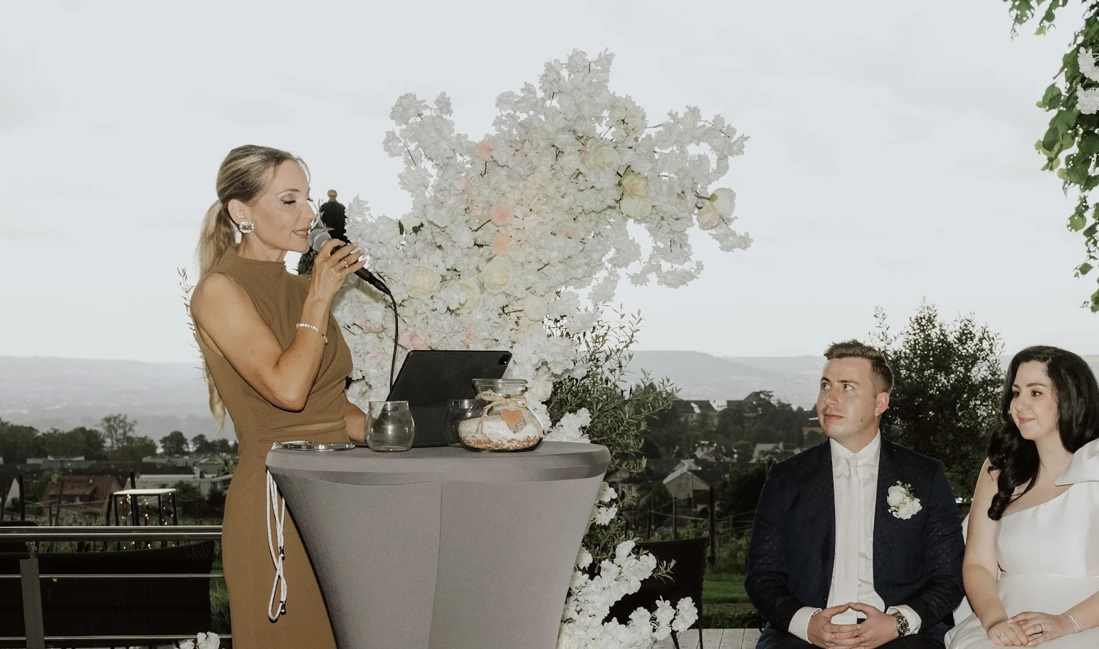 Familien und Gäste bei einer deutsch-russischen Hochzeit