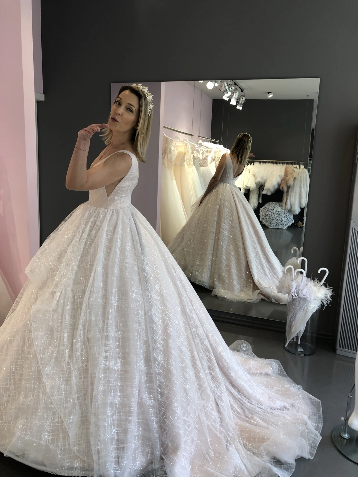 Braut und Bräutigam beim humorvollen Schuhspiel