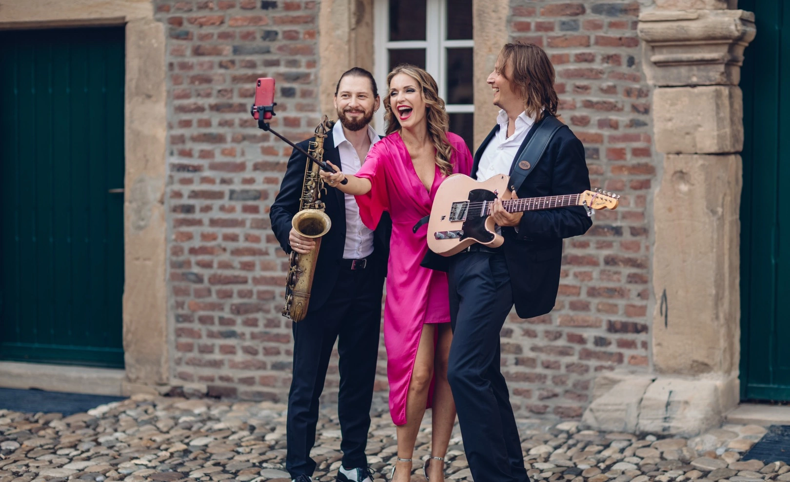 Juliette mit Saxophonist und Gitarrist als Hochzeitsband