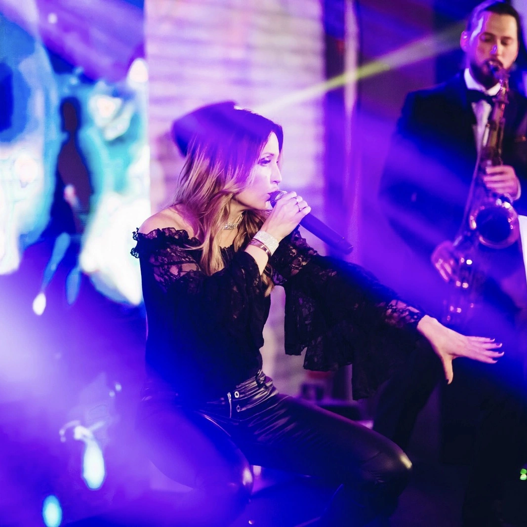 Juliette singt live mit Saxophonist bei einer Hochzeit