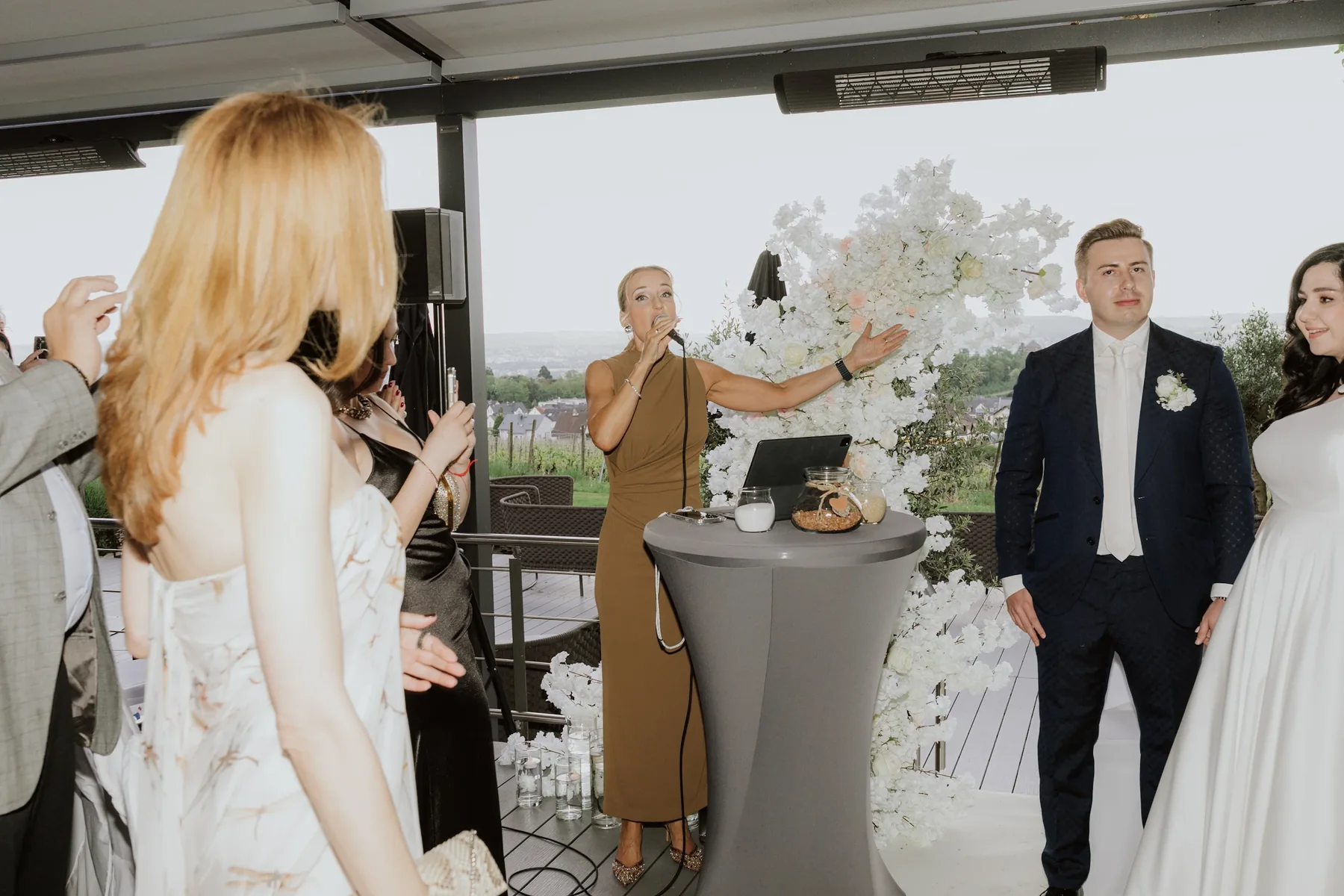 Juliette als Tamada und Hochzeitsmoderatorin mit Mikrofon
