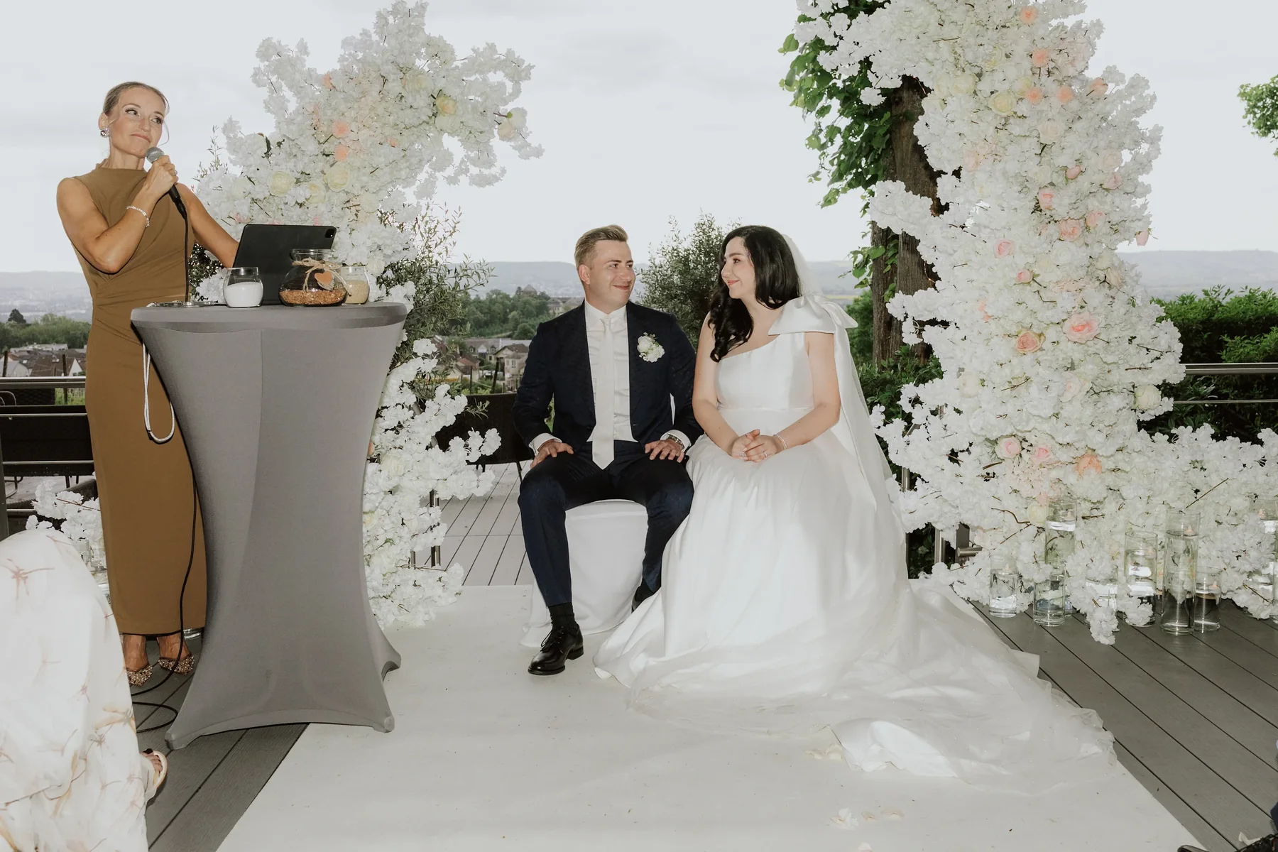 Juliette moderiert eine deutsch-russische Hochzeit